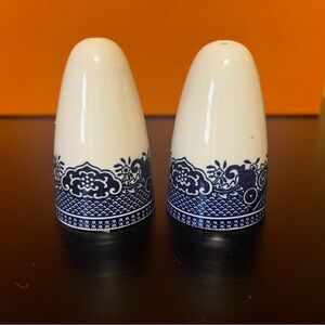 Churchill Blue Willow Salt And Pepper Shakers